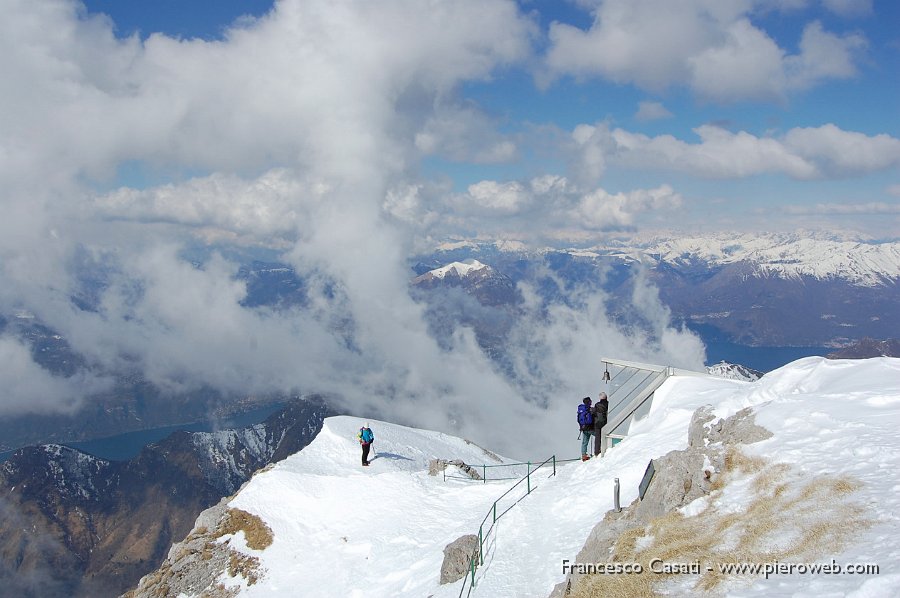 09 Escursionisti si godono il panorama.JPG